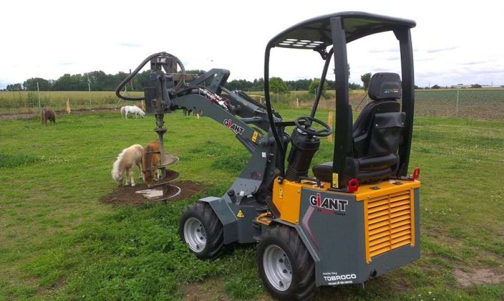 Kolový kloubový nakladač GiANT G1200 - Obrázek 1