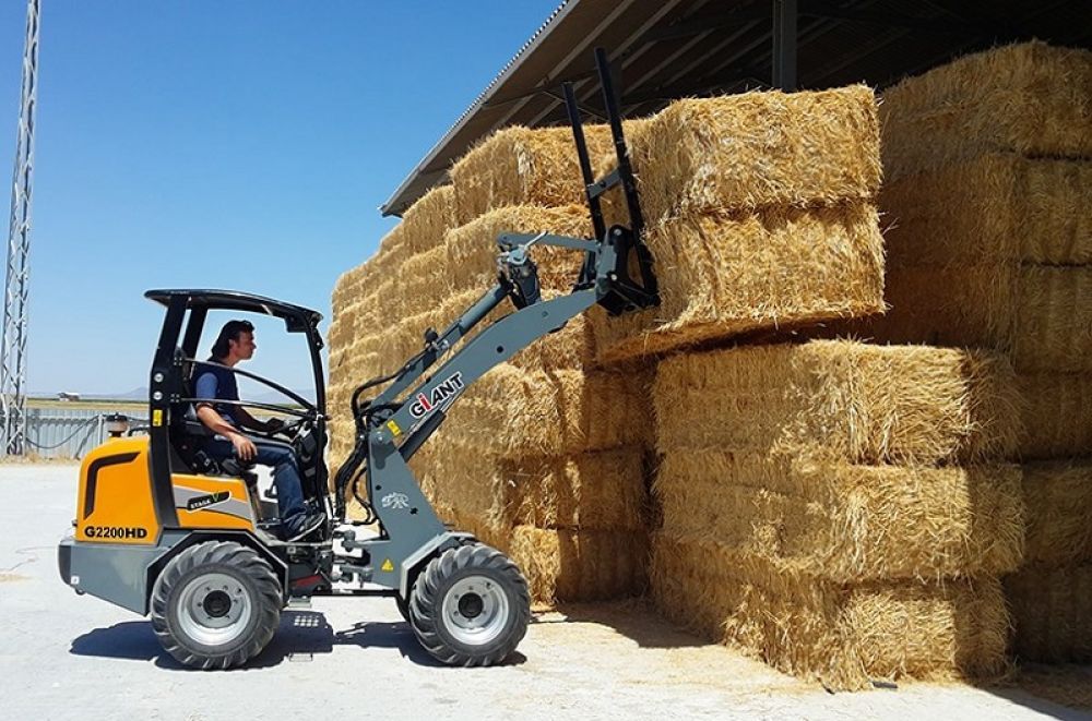 Kloubový nakladač GiANT G2200 HD - Obrázek 2