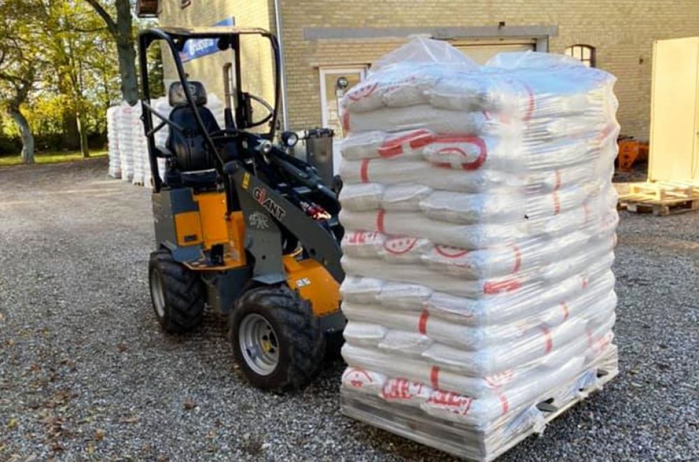 Mini kloubový nakladač GiANT G1100 - Obrázek 2