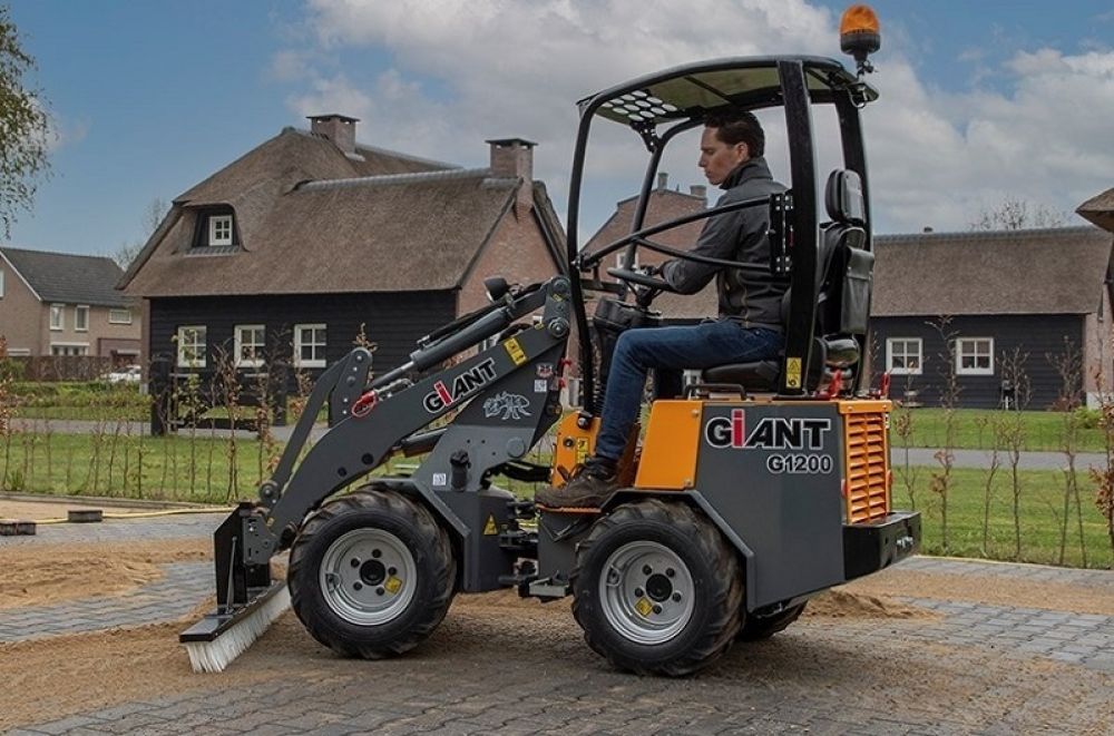 Kolový kloubový nakladač GiANT G1200 - Obrázek 2