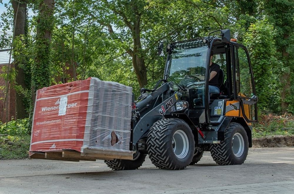 Kloubový nakladač GiANT G2500 X-TRA HD - Obrázek 3